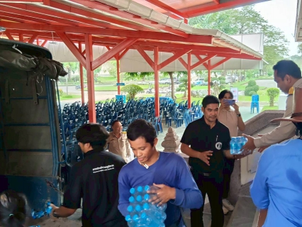 ไฟล์แนบ การประปาส่วนภูมิภาคเขต 3 ร่วมกับกปภ.สาขาอ้อมน้อยและกปภ.ในพื้นที่จังหวัดนครปฐม มอบน้ำดื่มบรรจุขวดเพื่ออำนวยความสะดวกแก่ประชาชนที่เดินทางเข้าเฝ้าฯ กราบถวายบังคมพระบรมศพ พระบรมราชชนนีพันปีหลวง