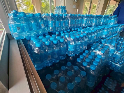 ไฟล์แนบ การประปาส่วนภูมิภาคเขต 3 ร่วมกับกปภ.สาขาอ้อมน้อยและกปภ.ในพื้นที่จังหวัดนครปฐม มอบน้ำดื่มบรรจุขวดเพื่ออำนวยความสะดวกแก่ประชาชนที่เดินทางเข้าเฝ้าฯ กราบถวายบังคมพระบรมศพ พระบรมราชชนนีพันปีหลวง