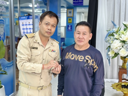 ไฟล์แนบ กปภ.สาขาสมุทรสาคร (พ) แจกริบบิ้นสีดำ แสดงความอาลัยแด่ สมเด็จพระนางเจ้าสิริกิติ์ พระบรมราชินีนาถ พระบรมราชชนนีพันปีหลวง