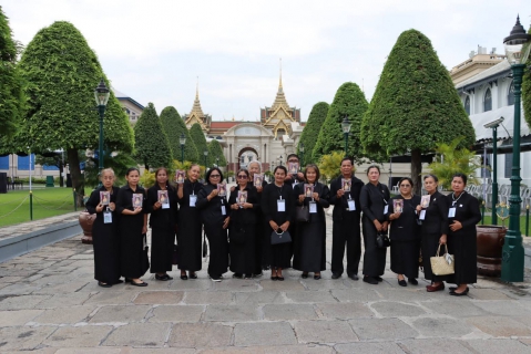 ไฟล์แนบ กปภ.สาขาชัยนาท มอบน้ำดื่มบรรจุขวดร่วมกิจกรรมเดินทางเข้าเฝ้าฯ กราบถวายบังคมพระบรมศพ สมเด็จพระนางเจ้าสิริกิติ์ พระบรมราชินีนาถ พระบรมราชชนนีพันปีหลวง 
