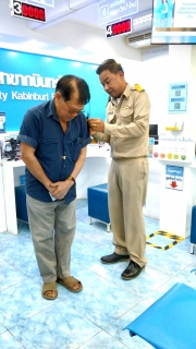 ไฟล์แนบ กปภ.สาขากบินทร์บุรี แจกริบบิ้นสีดำ แสดงความอาลัยแด่  สมเด็จพระนางเจ้าสิริกิติ์ พระบรมราชินีนาถ พระบรมราชชนนีพันปีหลวง 