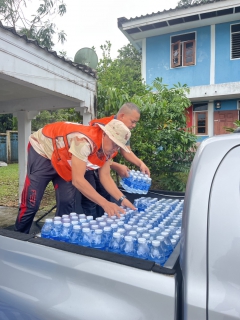 ไฟล์แนบ กปภ.สาขาสายบุรี ร่วมสนับสนุนน้ำดื่มบรรจุขวดตราสัญลักษณ์ "กปภ." ช่วยเหลือผู้ประสบอุทกภัย