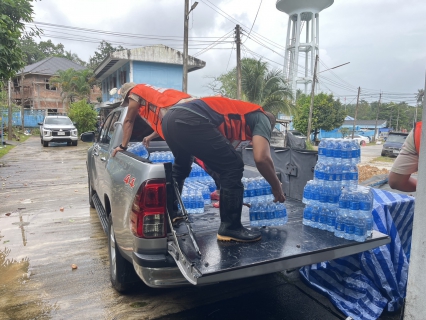 ไฟล์แนบ กปภ.สาขาสายบุรี ร่วมสนับสนุนน้ำดื่มบรรจุขวดตราสัญลักษณ์ "กปภ." ช่วยเหลือผู้ประสบอุทกภัย