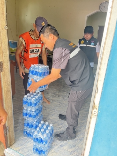 ไฟล์แนบ กปภ.สาขาสายบุรี ร่วมสนับสนุนน้ำดื่มบรรจุขวดตราสัญลักษณ์ "กปภ." ช่วยเหลือผู้ประสบอุทกภัย