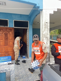 ไฟล์แนบ กปภ.สาขาสายบุรี ร่วมสนับสนุนน้ำดื่มบรรจุขวดตราสัญลักษณ์ "กปภ." ช่วยเหลือผู้ประสบอุทกภัย