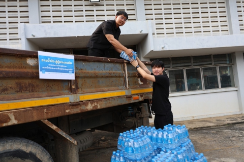 ไฟล์แนบ กปภ.เขต 3 ส่งมอบน้ำดื่มสะอาดและอุปกรณ์สำหรับสนับสนุนการช่วยเหลือผู้ประสบอุทกภัยในพื้นที่จังหวัดสงขลาและพื้นที่ใกล้เคียง