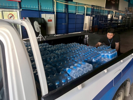 ไฟล์แนบ กปภ.สาขารังสิต ร่วมถวายความอาลัย สนับสนุนน้ำดื่มบรรจุขวดตราสัญลักษณ์ กปภ. เพื่อใช้ในการให้บริการและอำนวยความสะดวกแก่ประชาชนที่เข้าเฝ้าฯ กราบถวายบังคมพระบรมศพ สมเด็จพระนางเจ้าสิริกิติ์ พระบรมราชินีนาถ พระบรมราชชนนีพันปีหลวง