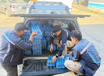 ไฟล์แนบ กปภ.ข.3 ส่งทีมช่างซ่อมระบบประปาภายในบ้านช่วยเหลือผู้ประสบอุทกภัย พร้อมสนับสนุนน้ำดื่มบรรจุขวด ร่วมกับบริษัท ทีทีดับบลิว จำกัด (มหาชน) เพื่อบรรเทาความเดือนร้อนประชาชนในพื้นที่