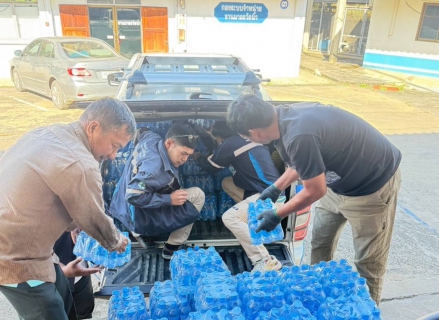 ไฟล์แนบ กปภ.ข.3 ส่งทีมช่างซ่อมระบบประปาภายในบ้านช่วยเหลือผู้ประสบอุทกภัย พร้อมสนับสนุนน้ำดื่มบรรจุขวด ร่วมกับบริษัท ทีทีดับบลิว จำกัด (มหาชน) เพื่อบรรเทาความเดือนร้อนประชาชนในพื้นที่