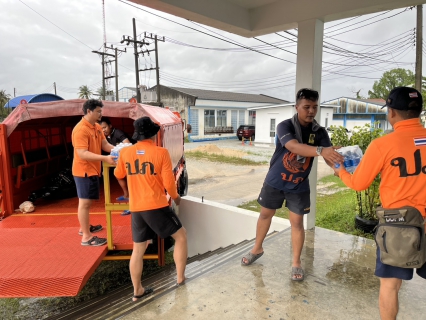 ไฟล์แนบ กปภ.สาขานราธิวาส สนับสนุนน้ำดื่มตราสัญลักษณ์ กปภ. จำนวน 5,000 ขวด แก่ผู้ประสบอุทกภัยในพื้นที่