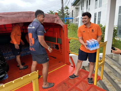 ไฟล์แนบ กปภ.สาขานราธิวาส สนับสนุนน้ำดื่มตราสัญลักษณ์ กปภ. จำนวน 5,000 ขวด แก่ผู้ประสบอุทกภัยในพื้นที่