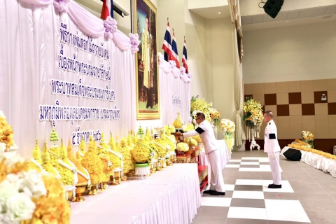 ไฟล์แนบ นายศุภกฤษณ์ จันทร์ศุภเสน ผู้จัดการการประปาส่วนภูมิภาคสาขาลำพูน ร่วมพิธีวางพุ่มดอกไม้ถวายบังคมเบื้องหน้าพระบรมฉายาลักษณ์พระบาทสมเด็จพระบรมชนกาธิเบศรมหาภูมิพลอดุลยเดชมหาราช บรมนาถบพิตร 5 ธันวาคม 2568 ณหอประชุมจังหวัดลำพูน ศาลากลางจังหวัดลำพูน ตำบลศรีบัวบาน อำเภอเมืองลำพูน  นายปิยพงศ์ ชูวงศ์ รองผู้ว่าราชการจังหวัด รักษาราชการแทนผู้ว่าราชการจังหวัดลำพูน เป็นประธานวางพุ่มดอกไม้หน้าพระบรมฉายาลักษณ์พระบาทสมเด็จพระบรมชนกาธิเบศร มหาภูมิพลอดุลยเดชมหาราช บรมนาถบพิตร เนื่องในวันคล้ายวันพระบรมราชสมภพพระบาทสมเด็จพระบรมชนกาธิเบศร มหาภูมิพลอดุลยเดชมหาราช บรมนาถบพิตร วันชาติ