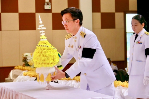 ไฟล์แนบ นายศุภกฤษณ์ จันทร์ศุภเสน ผู้จัดการการประปาส่วนภูมิภาคสาขาลำพูน ร่วมพิธีวางพุ่มดอกไม้ถวายบังคมเบื้องหน้าพระบรมฉายาลักษณ์พระบาทสมเด็จพระบรมชนกาธิเบศรมหาภูมิพลอดุลยเดชมหาราช บรมนาถบพิตร 5 ธันวาคม 2568 ณหอประชุมจังหวัดลำพูน ศาลากลางจังหวัดลำพูน ตำบลศรีบัวบาน อำเภอเมืองลำพูน  นายปิยพงศ์ ชูวงศ์ รองผู้ว่าราชการจังหวัด รักษาราชการแทนผู้ว่าราชการจังหวัดลำพูน เป็นประธานวางพุ่มดอกไม้หน้าพระบรมฉายาลักษณ์พระบาทสมเด็จพระบรมชนกาธิเบศร มหาภูมิพลอดุลยเดชมหาราช บรมนาถบพิตร เนื่องในวันคล้ายวันพระบรมราชสมภพพระบาทสมเด็จพระบรมชนกาธิเบศร มหาภูมิพลอดุลยเดชมหาราช บรมนาถบพิตร วันชาติ