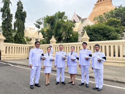 ไฟล์แนบ กปภ.สาขาสาขานครปฐม ร่วมพิธีทำบุญตักบาตร และ พิธีวางพานพุ่มดอกไม้ เนื่องในวันคล้ายวันพระบรมราชสมภพ พระบาทสมเด็จพระบรมชนกาธิเบศร มหาภูมิพลอดุลยเดชมหาราช บรมนาถบพิตร วันชาติ และวันพ่อแห่งชาติ ประจำปี 2568