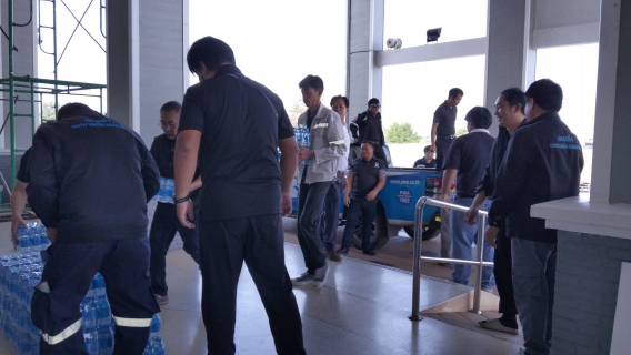 ไฟล์แนบ 💙กปภ.สาขากบินทร์บุรี สนับสนุนน้ำดื่มให้แก่ศูนย์อพยพพักพิงชั่วคราวเทศบาลเมืองหนองกี่ จากเหตุปะทะชายแดนไทยกัมพูชา จังหวัดสระแก้ว 