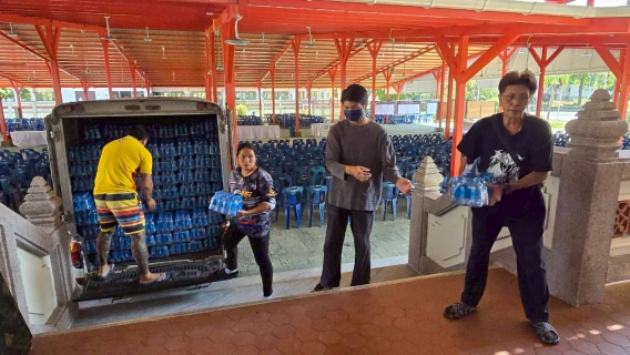 ไฟล์แนบ กปภ.เขต 3 และกปภ.สาขาในพื้นที่ จ.นครปฐม ร่วมสนับสนุนน้ำดื่มบรรจุขวดตราสัญลักษณ์ กปภ. (ครั้งที่ 2) ให้แก่ประชาชนที่เดินทางมากราบถวายบังคมพระบรมศพ สมเด็จพระนางเจ้าสิริกิติ์ พระบรมราชินีนาถ พระบรมราชชนนีพันปีหลวง ณ ลานพุทธมณฑล จ.นครปฐม