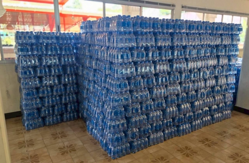 ไฟล์แนบ กปภ.เขต 3 และกปภ.สาขาในพื้นที่ จ.นครปฐม ร่วมสนับสนุนน้ำดื่มบรรจุขวดตราสัญลักษณ์ กปภ. (ครั้งที่ 2) ให้แก่ประชาชนที่เดินทางมากราบถวายบังคมพระบรมศพ สมเด็จพระนางเจ้าสิริกิติ์ พระบรมราชินีนาถ พระบรมราชชนนีพันปีหลวง ณ ลานพุทธมณฑล จ.นครปฐม