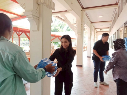 ไฟล์แนบ กปภ.ข.3 ร่วมกับ กปภ.สาขาอ้อมน้อย มอบน้ำดื่มเพื่ออำนวยความสะดวกแก่ประชาชนที่เดินทางเข้าเฝ้าฯ กราบถวายบังคมพระบรมศพ พระพันปีหลวง ณ ลานพิธีพุทธมณฑล