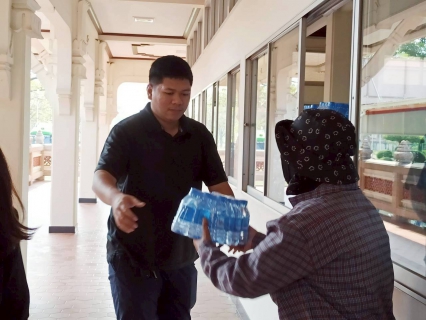 ไฟล์แนบ กปภ.ข.3 ร่วมกับ กปภ.สาขาอ้อมน้อย มอบน้ำดื่มเพื่ออำนวยความสะดวกแก่ประชาชนที่เดินทางเข้าเฝ้าฯ กราบถวายบังคมพระบรมศพ พระพันปีหลวง ณ ลานพิธีพุทธมณฑล