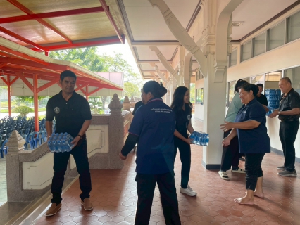 ไฟล์แนบ กปภ.ข.3 ร่วมกับ กปภ.สาขาอ้อมน้อย มอบน้ำดื่มเพื่ออำนวยความสะดวกแก่ประชาชนที่เดินทางเข้าเฝ้าฯ กราบถวายบังคมพระบรมศพ พระพันปีหลวง ณ ลานพิธีพุทธมณฑล