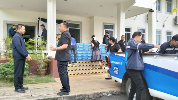 ไฟล์แนบ &#10024; กปภ.สาขากบินทร์บุรี สนับสนุนน้ำดื่มตราสัญลักษณ์ กปภ. จำนวน 1,320 ขวด  ให้แก่ที่ว่าการอำเภอกบินทร์บุรี เพื่อนำไปช่วยเหลือผู้ประสบภัยจากเหตุปะทะชายแดนไทยกัมพูชา