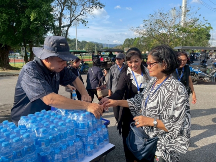 ไฟล์แนบ กปภ.สาขาระนอง สนับสนุนน้ำดื่ม ร่วมส่งพสกนิกรชาวระนอง เดินทางเข้ากราบถวายบังคมพระบรมศพ  สมเด็จพระนางเจ้าสิริกิติ์ พระบรมราชินีนาถ พระบรมราชชนนีพันปีหลวง รอบ 2