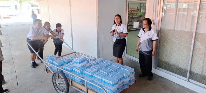 ไฟล์แนบ การประปาส่วนภูมิภาคสาขาปทุมธานี(ชั้นพิเศษ) มอบน้ำดื่มบรรจุขวด สนับสนุนโรงเรียนจุฬาภรณ์ เนื่องในโอกาสสมเด็จพระกนิษฐาธิราชเจ้า กรมสมเด็จพระเทพรัตนราชสุดาฯ เสด็จพระราชดำเนิน