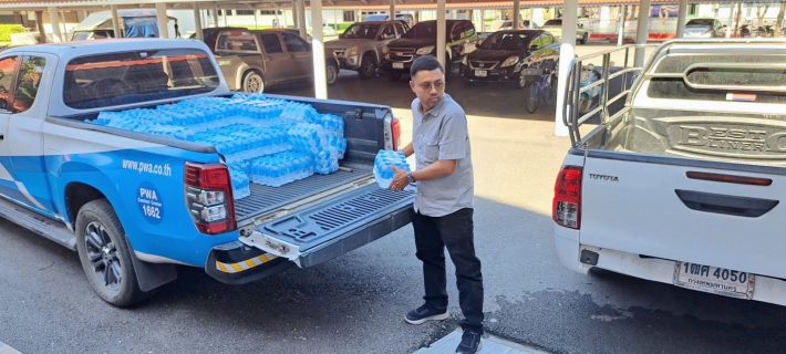 ไฟล์แนบ การประปาส่วนภูมิภาคสาขาปทุมธานี(ชั้นพิเศษ) มอบน้ำดื่มบรรจุขวด สนับสนุนโรงเรียนจุฬาภรณ์ เนื่องในโอกาสสมเด็จพระกนิษฐาธิราชเจ้า กรมสมเด็จพระเทพรัตนราชสุดาฯ เสด็จพระราชดำเนิน