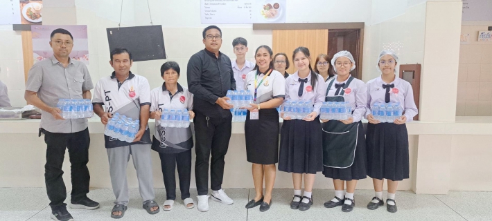 ไฟล์แนบ การประปาส่วนภูมิภาคสาขาปทุมธานี(ชั้นพิเศษ) มอบน้ำดื่มบรรจุขวด สนับสนุนโรงเรียนจุฬาภรณ์ เนื่องในโอกาสสมเด็จพระกนิษฐาธิราชเจ้า กรมสมเด็จพระเทพรัตนราชสุดาฯ เสด็จพระราชดำเนิน