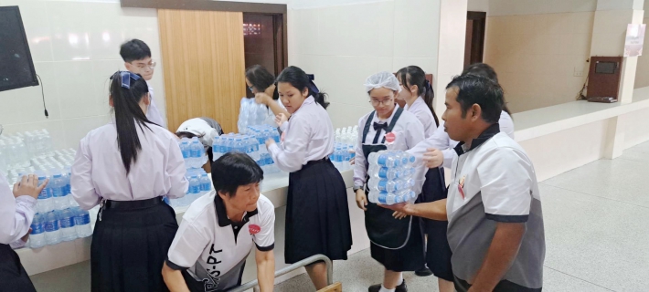 ไฟล์แนบ การประปาส่วนภูมิภาคสาขาปทุมธานี(ชั้นพิเศษ) มอบน้ำดื่มบรรจุขวด สนับสนุนโรงเรียนจุฬาภรณ์ เนื่องในโอกาสสมเด็จพระกนิษฐาธิราชเจ้า กรมสมเด็จพระเทพรัตนราชสุดาฯ เสด็จพระราชดำเนิน