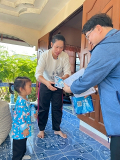 ไฟล์แนบ การประปาส่วนภูมิภาคสาขาลำพูน โดยนายศุภกฤษณ์  จันทร์ศุภเสน ผู้จัดการการประปาส่วนภูมิภาคสาขาลำพูน พร้อมด้วยหัวหน้างานและพนักงาน กปภ.สาขาลำพูน จัดกิจกรรม   "โครงการเติมใจให้กัน ประจำปี 2569" ครั้งที่ 1/2569 ณ หมู่บ้านร่องส้าว ต.บ้านกลาง อ.เมือง จ.ลำพูน โดยได้จัดกิจกรรม พบปะประชาชน ให้ความรู้ระบบประปา ตรวจสอบมิเตอร์ ประชาสัมพันธ์ช่องทางการชำระค่าน้ำแบบออนไลน์ พร้อมทั้งมอบของที่ระลึกและน้ำดื่มตราสัญลักษณ์กปภ. ให้กับผู้ใช้น้ำที่เข้าร่วมกิจกรรมเพื่อเป็นของขวัญปีใหม่ให้กับลูกค้า 