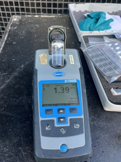 ไฟล์แนบ กปภ.สาขาภูเก็ต นำทีมลงพื้นที่ตรวจสอบคุณภาพน้ำปลายสาย บริเวณหมู่บ้านเปรมทรัพย์ ถนนผังเมืองสาย ก  ตำบลป่าตอง อำเภอกะทู้ จังหวัดภูเก็ต  เพื่อดำเนินการตรวจสอบคุณภาพน้ำ