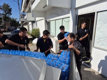 ไฟล์แนบ กปภ.เขต 1 สนับสนุนน้ำดื่ม 4,800 ขวด ส่งมอบให้ กปภ.เขต 8 เพื่อสนับสนุนกองทัพและศูนย์พักพิงจากสถานการณ์ความไม่สงบบริเวณชายแดนไทย - กัมพูชา 