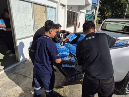 ไฟล์แนบ กปภ.เขต 1 สนับสนุนน้ำดื่ม 4,800 ขวด ส่งมอบให้ กปภ.เขต 8 เพื่อสนับสนุนกองทัพและศูนย์พักพิงจากสถานการณ์ความไม่สงบบริเวณชายแดนไทย - กัมพูชา 