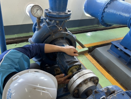 ไฟล์แนบ กปภ.สาขาน้ำพอง เตรียมความพร้อมในการบำรุงรักษาเครื่องสูบน้ำ เพื่อรองรับการจ่ายน้ำช่วงเทศกาลปีใหม่ ประจำปี 2569 "บริเวณสถานีผลิตน้ำอุบลรัตน์"