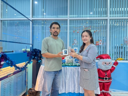 ไฟล์แนบ กปภ.สาขาสามพราน จัดกิจกรรมมอบของที่ระลึกแก่ลูกค้า เนื่องในเทศกาลคริสต์มาสและปีใหม่