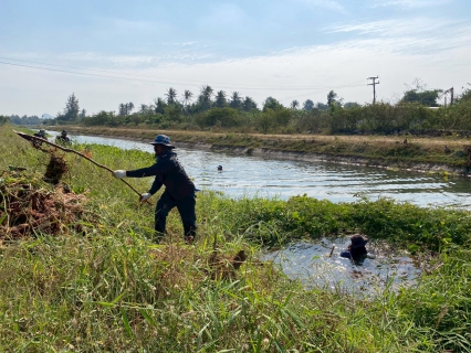 ไฟล์แนบ การประปาส่วนภูมิภาคสาขาเพชรบุรี ร่วมกันกำจัดวัชพืชและผักตบชวาในคลองชลประทาน