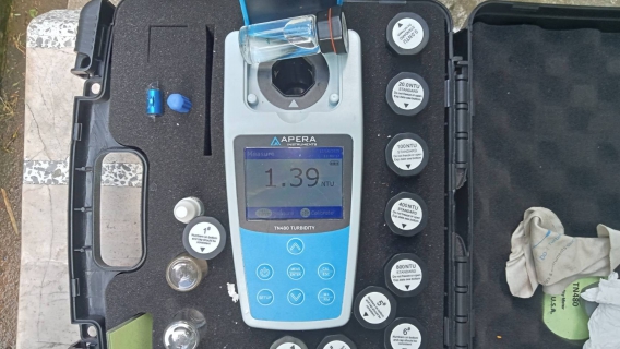 ไฟล์แนบ กปภ.สาขากาญจนดิษฐ์ ลงพื้นที่สุ่มน้ำประปา บริเวณโรงเรียนบ้านน้ำฉา ม.5 ต.ดอนสัก อ.ดอนสัก จังหวัดสุราษฎร์ธานี พื้นที่สถานีผลิตน้ำบ้านน้ำฉา โดยเก็บตัวอย่างน้ำจากก๊อกน้ำที่บ้านของผู้ใช้น้ำไปตรวจสอบคุณภาพน้ำ