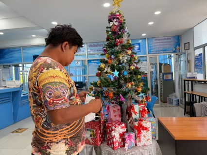 ไฟล์แนบ กปภ.สาขาสวรรคโลก จัดกิจกรรมมอบของที่ระลึกแก่ลูกค้า เนื่องในเทศกาลคริสต์มาสและปีใหม่ พ.ศ.2569