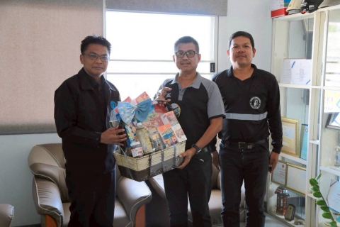 ไฟล์แนบ การประปาส่วนภูมิภาคสาขาประจวบคีรีขันธ์ เข้าเยี่ยมเยียนสวัสดีปีใหม่ ประจำปี 2569 พร้อมมอบของที่ระลึกตราสัญลักษณ์ กปภ. 