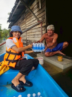 ไฟล์แนบ  การประปาส่วนภูมิภาคสาขาระโนด  สนับสนุนน้ำดื่มบรรจุขวดตราสัญลักษณ์ กปภ. แก่ผู้ประสบภัยพายุหมุนและอุทกภัย ในพื้นที่อำเภอระโนด จังหวัดสงขลา