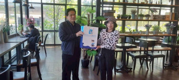 ไฟล์แนบ การประปาส่วนภูมิภาคสาขานครไทย เข้าเยี่ยมสวัสดีปีใหม่หน่วยงานและลูกค้ารายใหญ่พร้อมมอบของที่ระลึกตราสัญลักษณ์ กปภ. 