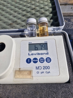 ไฟล์แนบ กปภ.สาขาภูเก็ต ลงพื้นที่ตรวจสอบคุณภาพน้ำปลายสาย บริเวณบ้านแหลมหิน ม.7 ถ.เทพกระษัตรี ต.เกาะแก้ว อ.เมือง จังหวัดภูเก็ต เพื่อดำเนินการตรวจสอบคุณภาพน้ำ