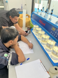 ไฟล์แนบ กปภ.สาขากาญจนบุรี ทบทวนความรู้ด้านการผลิตน้ำ และสอบเทียบความเที่ยงตรงของเครื่องจ่ายสารเคมี