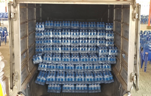 ไฟล์แนบ กปภ.ข.3 สนับสนุนน้ำดื่มบรรจุขวดตราสัญลักษณ์ กปภ. 50,000 ขวด บริการประชาชนในพิธีเข้าเฝ้าฯ กราบถวายบังคมพระบรมศพฯ ณ ลานพุทธมณฑล จ.นครปฐม