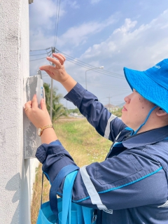 ไฟล์แนบ การประปาส่วนภูมิภาคสาขาลำพูน โดยนายศุภกฤษณ์ จันทร์ศุภเสน ผู้จัดการการประปาส่วนภูมิภาคสาขาลำพูน พร้อมด้วยหัวหน้างานและพนักงาน กปภ.สาขาลำพูน จัดกิจกรรม "โครงการเติมใจให้กัน ประจำปี 2569" ครั้งที่ 2/2569 ณ ตลาดป่าเป้า ต.มะเขือแจ้   อ.เมือง จ.ลำพูน โดยได้จัดกิจกรรม พบปะประชาชน ให้ความรู้ระบบประปา ตรวจสอบมิเตอร์ ประชาสัมพันธ์ช่องทางการชำระค่าน้ำแบบออนไลน์ พร้อมทั้งมอบของที่ระลึกและน้ำดื่มตราสัญลักษณ์กปภ. ให้กับผู้ใช้น้ำที่เข้าร่วมกิจกรรมเพื่อเป็นของขวัญปีใหม่ให้กับลูกค้า ประชาสัมพันธ์โครงการของขวัญปีใหม่ 2569  ลดค่าติดตั้ง 15%  ได้รับคำร้องขอติดตั้งจำนวน 15 ราย และได้รับส่วนลดตามโครงการจำนวน 15 ราย 