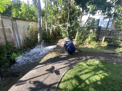 ไฟล์แนบ กปภ.สาขาภูเก็ต นำทีมลงพื้นที่ บริเวณหมู่บ้านไอลีพไพร์ม 1 ตำบลป่าคลอก อำเถอถลาง จังหวัดภูเก็ต   ดำเนินการระบายตะกอนในเส้นท่อจ่ายน้ำ (Blow off)