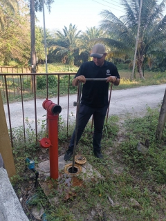 ไฟล์แนบ กปภ.สาขาขนอม ลงพื้นที่ ดำเนินการเปิดล้างตะกอนระบายในเส้นท่อจ่ายน้ำ (Blow off) ผ่านหัวดับเพลิง