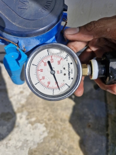 ไฟล์แนบ กปภ.สาขาภูเก็ต นำทีมลงพื้นที่ตรวจวัดแรงดันน้ำ. บริเวณหมู่บ้าน พฤกษา ภัสสร ตำบลเกาะแก้ว อ.เมือง จังหวัดภูเก็ต