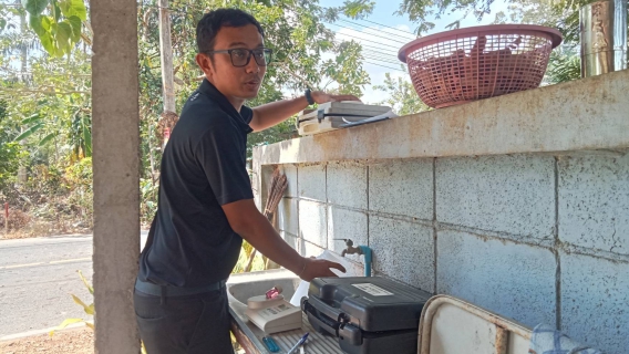 ไฟล์แนบ กปภ.สาขากาญจนดิษฐ์ ลงพื้นที่สุ่มน้ำประปา บริเวณโรงเรียนบ้านน้ำฉา ม.5 ต.ดอนสัก อ.ดอนสัก จังหวัดสุราษฎร์ธานี พื้นที่สถานีผลิตน้ำบ้านน้ำฉา โดยเก็บตัวอย่างน้ำจากก๊อกน้ำที่บ้านของผู้ใช้น้ำไปตรวจสอบคุณภาพน้ำ